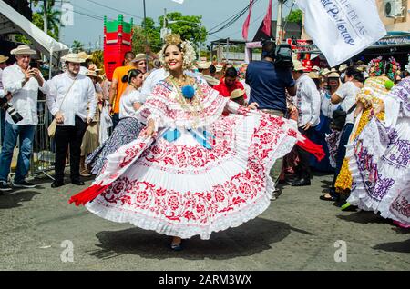 Scène au très populaire Mil Polleras Festival célébré en janvier à Las Tablas au Panama Banque D'Images