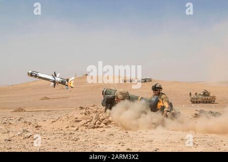 Un soldat de l'armée américaine avec le 1er Bataillon, 8e Régiment d'infanterie, 3ème Armored Brigade Combat Team, 4e Division d'infanterie, tire un Javelin MGF-148 pendant une répétition de tir réel, 27 août 2019, en Jordanie pendant 19 Lion avide. Cette répétition est en préparation pour les multinationales armées combinées Exercice de tir réel avec la Jordanie pour les Forces armées le 5 septembre 2019. (U.S. Photo de la Garde nationale par la CPS. Shadrac Hicks) Banque D'Images