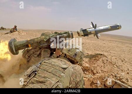 Des Soldats d'infanterie du premier Bataillon, du 8ème Régiment d'infanterie, de la 3ème équipe de combat de la Brigade blindée, de la 4ème Division d'infanterie, ont incendié un FGM-148 Javelin lors d'un exercice combiné d'incendie d'armes en direct en Jordanie, le 27 août 2019, à l'appui d'Un Lion Avide. Avides Lion, l'exercice le plus important et le plus complexe du Commandement central des États-Unis, est une occasion d'intégrer les forces dans un environnement multilatéral, d'opérer sur un terrain réaliste et de renforcer les relations militaires-militaires. (ÉTATS-UNIS Photo de l'armée par Sgt. Trappe Liane) Banque D'Images