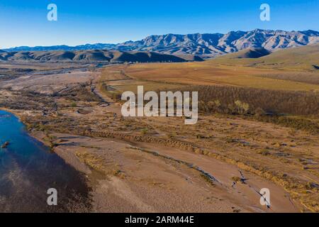 BAVISPE, SONORA. Vue aérienne du ranch la Morita et de la rivière Bavispe, paysage durant une matinée froide, est une communauté de Moromona dans la municipalité de Bavispe, Sonora, Mexique. L'endroit est une zone agricole de l'arbre des noix. (Photo: Luis Gutiérrez /) BAVISPE, SONORA. Vista aérea de rancho la Morita y el río Bavispe, paisaje durante una fria mañana, es una comunidad moromona en municipio de Bavispe, Sonora, Mexique. El lugar es una zona agricola de albol Nogal. Banque D'Images