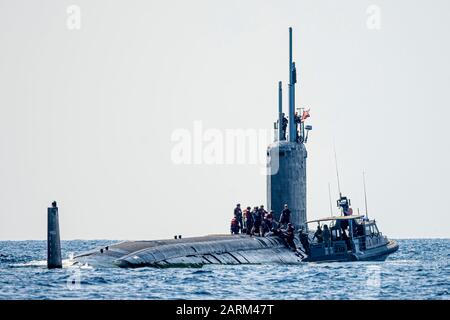 191105-N-DX868-1699 Golfe de Tadjourah (5 novembre 2019) un 34 pieds bateau de patrouille de classe intrépide affectés à l'Escadron fluviales côtières (CRS) 1 fournitures transferts à l'USS Texas (SSN 775), une classe de Virginie sous-marin d'attaque rapide dans le golfe de Tadjourah. Le CRS-1 est l'avant-déployés avec Combined Task Group 68.6 au Camp Lemonnier, Djibouti. (U.S. Photo par Marine Hospital Corpsman 1re classe Kenji Shiroma/libérés) Banque D'Images