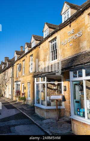 The Old stocks Inn dans le feu d'hiver de l'après-midi. Placez-vous sur le Wold, le Gloucestershire, les Cotswolds, Angleterre Banque D'Images