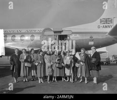 Départ de l'équipe de hockey pour femmes à Édimbourg Date : 1 mars 1957 mots clés : départ, équipes de hockey Banque D'Images