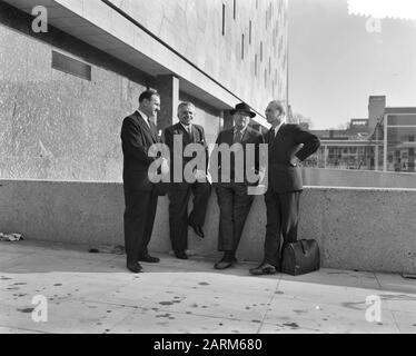 Rh. D. Schwartzman, Irlande G. van der Wal, Marcel Brenez, H. Alsace. Bijenkorf Rotterdam Date : 18 Mars 1957 Lieu : Rotterdam, Zuid-Holland Nom Personnel : H. Alsace, H. D. Schwartzman, Irlande. G. van der Wal Banque D'Images