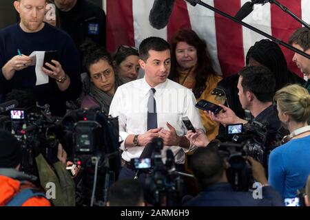 Ottumwa, Iowa, États-Unis. 28 janvier 2020. L'ancien maire de South Bend, dans l'Indiana, et l'actuel candidat démocrate à la présidence, PETE BUTTIGIEG, parle avec la presse après avoir tenu une mairie au YMCA de la famille Ottumwa. Les mises en garde de l'Iowa seront contestées lundi prochain, et les candidats profitent d'un climat équitable pour traverser l'État et faire valoir leurs arguments de clôture aux électeurs. Crédit: Brian Cahn/Zuma Wire/Alay Live News Banque D'Images