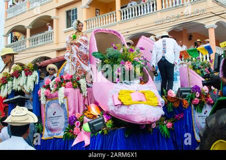 Scène au très populaire Mil Polleras Festival célébré en janvier à Las Tablas au Panama Banque D'Images