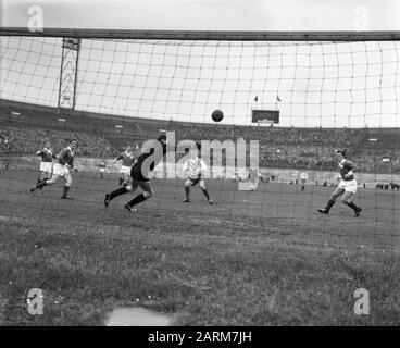 Bleu-Blanc De Football Contre Fortuna '54 (1-0). Moment Du Jeu Date: 26 Octobre 1958 Lieu: Amsterdam Mots Clés: Football Institution Name: Blue-White Banque D'Images