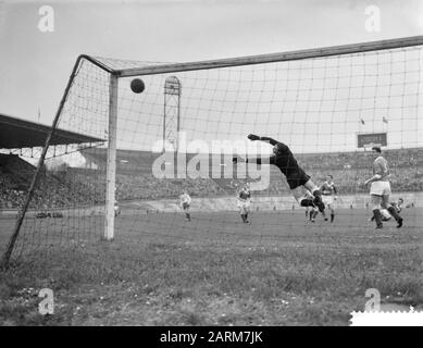 Bleu-Blanc De Football Contre Fortuna '54 (1-0). Objectif Du Bleu-Blanc. Annotation : Objectif Van Der Berg. Gardien de but Haverkamp et droite Cor van der Hart. L'objectif a été initialement non attribué, mais approuvé plus tard quand il y avait une fissure dans le filet Date: 26 octobre 1958 lieu: Amsterdam mots clés: Football Banque D'Images