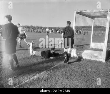 Hockey Laren vs Delft Etudiants 2-2 Date: 16 novembre 1958 lieu: Laren mots clés: Hockey Banque D'Images