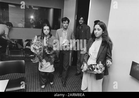 Quatre jeunes réfugiés afghans sont arrivés à Schiphol à partir de la gauche Galledda (13 Ans), Hammid (16 Ans), Weida (21 Ans) Et Daout (18 Ans) Date : 18 Juin 1985 Lieu : Noord-Holland, Schiphol Mots Clés : Réfugiés Nom Personnel : Galledda, Hammid, Weida Banque D'Images