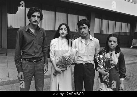 Quatre jeunes réfugiés afghans sont arrivés à Schiphol à partir de la gauche Galledda (13 Ans), Hammid (16 Ans), Weida (21 Ans) Et Daout (18 Ans) Date : 18 Juin 1985 Lieu : Noord-Holland, Schiphol Mots Clés : Réfugiés Nom Personnel : Galledda, Hammid, Weida Banque D'Images