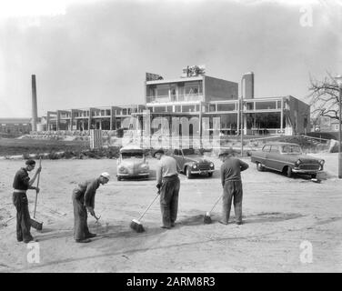 Premier restaurant néerlandais situé le long d'une autoroute Arnhem-Utrecht (A 12) près de Bunnik. Le motorresto, avec le parking Annotation: Actuel [2009] Mercure Hotel Date: 2 avril 1959 lieu: Bunnik mots clés: Autoroutes, restaurants, trafic Banque D'Images