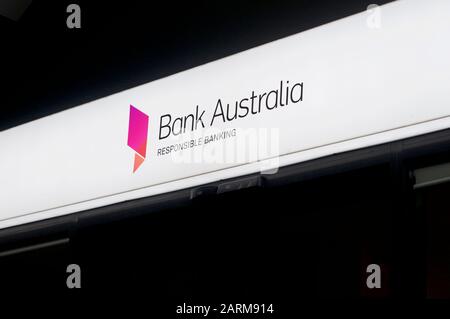 Brisbane, Queensland, Australie - 22 janvier 2020 : panneau Éclairé de Bank Australia suspendu devant l'entrée du West End, Brisbane. Banque D'Images