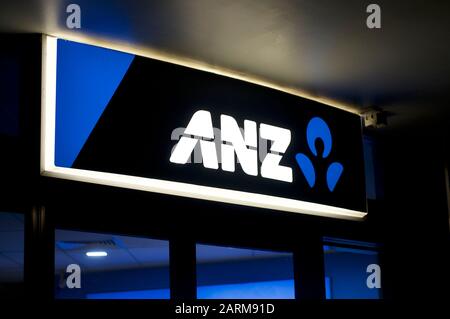 Brisbane, Queensland, Australie - 22 janvier 2020 : Allumé ANZ (Australie et Groupe bancaire de Nouvelle-Zélande) signe de la Banque pendante dans une agence bancaire Banque D'Images