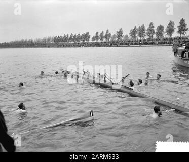 Varsity sur le canal d'Amsterdam-Rhin à Jutphaas équipe de Nereus composée de: T. Meyer (Bow), P. Van Haaps, C. J.J. Wesderman, K. C. O. Fehmers Date : 3 mai 1959 mots clés : aviron Banque D'Images