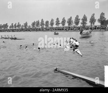 Varsity sur le canal d'Amsterdam près de Jutphaas. Équipe de Nereus composée de: T. Meyer (Bow), P. Van Haaps, C. J.J. Wesderman, K. C. O. Fehmers Date : 3 mai 1959 mots clés : aviron Banque D'Images