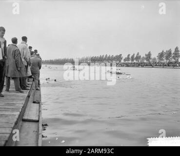 Varsity sur le canal d'Amsterdam-Rhin à Jutphaas équipe de Nereus composée de: T. Meyer (Bow), P. Van Haaps, C. J.J. Wesderman, K. C. O. Fehmers Date : 3 mai 1959 mots clés : aviron Banque D'Images