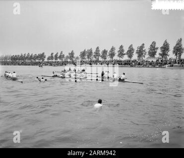 Varsity sur le canal d'Amsterdam-Rhin à Jutphaas équipe de Nereus composée de: T. Meyer (Bow), P. Van Haaps, C. J.J. Wesderman, K. C. O. Fehmers Date : 3 mai 1959 mots clés : aviron Banque D'Images