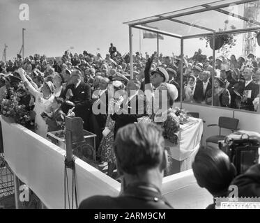 Visite d'État de Mohammed Reza Pahlavi, le Shah de Perse aux Pays-Bas Lancement du pétrolier "Mohammed Reza Shah" par la princesse Margriet en présence du Shah de Perse. Queen Juliana vagues au navire Date: 22 mai 1959 mots clés: Queens, princes, princesses, lance Nom personnel: Bernhard (prince Pays-Bas), Juliana (Queen Pays-Bas), Margriet (princesse Pays-Bas) Banque D'Images