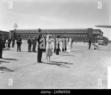 Visite d'État de Mohammed Reza Pahlavi, le Shah de Perse aux Pays-Bas départ du Shah de Perse de Schiphol: De la gauche Prince Bernhard, Shah Mohammed Reza Pahlawi et Queen Juliana Date : 23 mai 1959 lieu : Noord-Holland, Schiphol mots clés : Queens, princes, airfields Nom personnel : Bernhard (prince Pays-Bas), Juliana (Queen Pays-Bas) Banque D'Images