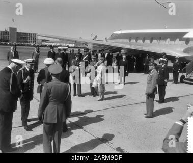 Visite d'État de Mohammed Reza Pahlavi, le Shah de Perse aux Pays-Bas départ du Shah de Perse de Schiphol: De la gauche Prince Bernhard, Shah Mohammed Reza Pahlawi et Queen Juliana Date : 23 mai 1959 lieu : Noord-Holland, Schiphol mots clés : empereurs, reines, princes, aérodromes Nom personnel : Bernhard (prince Pays-Bas), Juliana (Queen Pays-Bas), Mohammed Reza Pahlawi (shah Iran) Banque D'Images