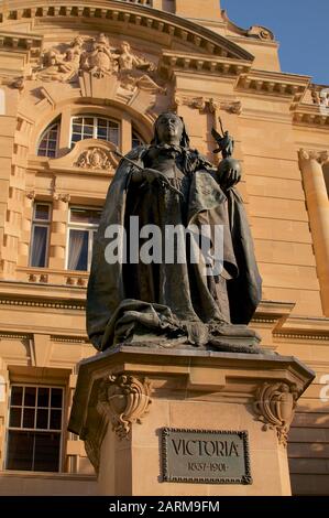 Brisbane, Queensland, Australie - 7 novembre 2019 : Magnifique statue de bronze de la reine Victoria, située au Queens Garden à Brisbane, Australie Banque D'Images