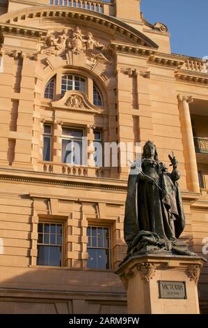 Brisbane, Queensland, Australie - 7 novembre 2019 : Magnifique statue en bronze de la reine Victoria, située au Queens Garden en face du patrimoine Banque D'Images