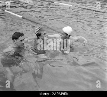 Matchs De Natation À Saarbrucken Allemagne-Pays-Bas Date : 28 Juin 1959 Banque D'Images