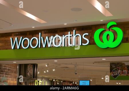 Brisbane, Queensland, Australie - 21 janvier 2020 : panneau De Woolworths Éclairé suspendu devant l'entrée du magasin à Brisbane, Australie Banque D'Images