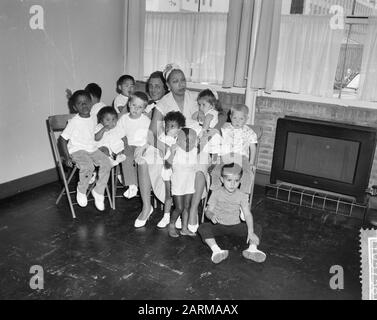 Josephine Baker avec ses 10 enfants visite Rotterdam Date : 8 août 1959 Banque D'Images