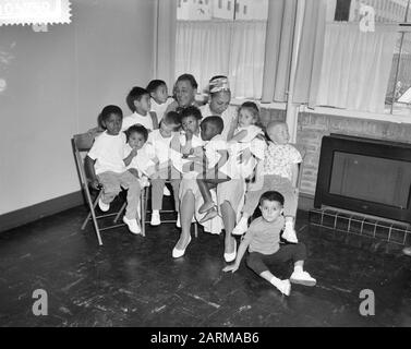 Josephine Baker avec ses 10 enfants visite Rotterdam Date : 8 août 1959 Banque D'Images