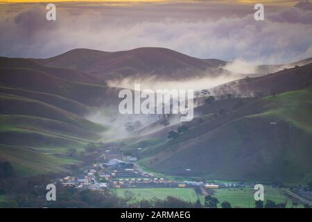Matin basse brume à San Ramon dans Tri- Valley, Californie Banque D'Images