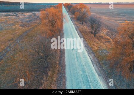 Vue aérienne sur la campagne. Route nationale directe et champs arables en automne soir Banque D'Images