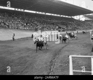 Fête de fermeture dans le stade olympique, pony club de vier Heemskinderen Date : 22 août 1959 Banque D'Images