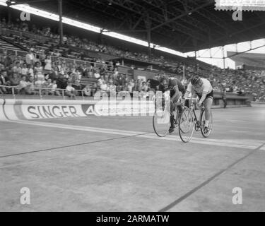 Fête de fermeture au stade olympique, match entre Willy Alberti et Pipo de Clown Date: 22 août 1959 lieu: Amsterdam, Noord-Holland mots clés: Cyclisme Nom personnel: Alberti, Willy, Pipo de Clown, Witschge, Cor Banque D'Images