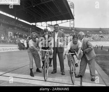 Fête de fermeture au stade olympique, match entre Willy Alberti et Pipo de Clown Date: 22 août 1959 lieu: Amsterdam, Noord-Holland mots clés: Cyclisme Nom personnel: Alberti, Willy, Pipo de Clown, Witschge, Cor Banque D'Images