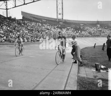 Fête de fermeture au stade olympique, match entre Willy Alberti et Pipo de Clown Date: 22 août 1959 lieu: Amsterdam, Noord-Holland mots clés: Cyclisme Nom personnel: Alberti, Willy, Pipo de Clown, Witschge, Cor Banque D'Images