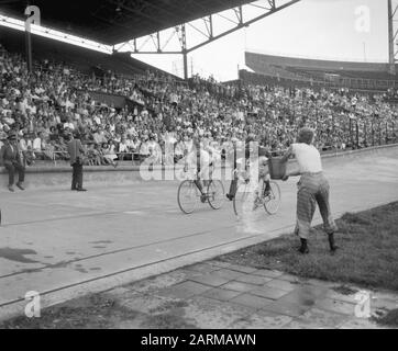 Fête de fermeture au stade olympique, soins au deuxième tour Date : 22 août 1959 Banque D'Images