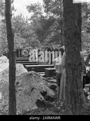 Réenterrement des victimes tuées à Dachau au cimetière d'honneur Loenen sur la Veluwe. Les membres de la famille tirent devant les coffres Date : 26 août 1959 lieu : Loenen mots clés : cimetières, funérailles Banque D'Images