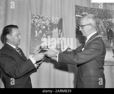 Prix Prix World Press photo du maire Kolfschoten au Musée Municipal de la Haye, gauche Ben van Meerendonk, gagnant de la caméra argent Date: 10 septembre 1959 lieu : Den Haag, Zuid-Holland mots clés: Maires, photographes, photographie, prix, concours Nom personnel: Kolfschoten, Meerdonk, Ben van Banque D'Images