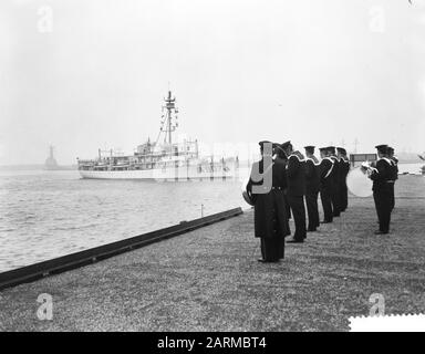 Départ Des Rh. Mme Dan. Réception du navire Snellius à la Nouvelle-Guinée, le Snellius navigue à la mer ouverte Date: 3 novembre 1959 lieu: Nouvelle Guinée mots clés: Départ Nom personnel: HR. Mme Dan. Enregistrement du vaisseau 'nellius' Banque D'Images