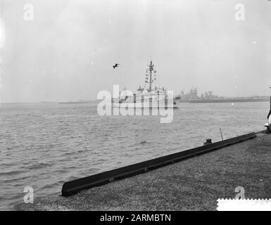 Départ Des Rh. Mme Dan. Réception du navire Snellius à la Nouvelle-Guinée, le Snellius navigue à la mer ouverte Date: 3 novembre 1959 lieu: Nouvelle Guinée mots clés: Départ Nom personnel: HR. Mme Dan. Enregistrement du vaisseau 'nellius' Banque D'Images