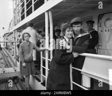 Départ Des Rh. Mme Dan. Réception du navire Snellius à la Nouvelle Guinée, dire au revoir pour le grand voyage Date: 3 novembre 1959 lieu: Nouvelle Guinée mots clés: Adieu, DÉPART Nom personnel: HR. Mme Dan. Enregistrement du vaisseau 'nellius' Banque D'Images