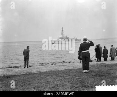 Départ Des Rh. Mme Dan. Réception du navire Snellius à la Nouvelle-Guinée, le Snellius navigue à la mer ouverte Date: 3 novembre 1959 lieu: Nouvelle Guinée mots clés: Départ Nom personnel: HR. Mme Dan. Enregistrement du vaisseau 'nellius' Banque D'Images