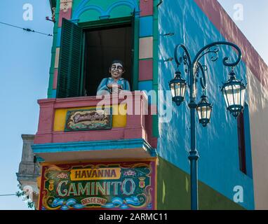 Buenos AIRES, ARGENTINE - 24 mars 2010: La Boca neigenvirons à Buenos Aires. C'est une destination populaire pour les touristes visitant l'Argentine. Banque D'Images