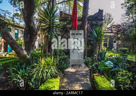 Mexico, MEXIQUE - 21 novembre 2013 : tombe de Léon Trotsky dans son Musée de la Maison. Banque D'Images