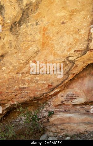 Pétroglyphes et pictogrammes sur le mur des pétroglyphes dans la zone nationale de conservation de Red Rock Canyon, Nevada, États-Unis. Banque D'Images