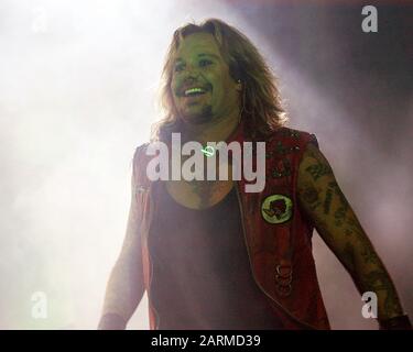 15 mars : Vince Neil, de Motley Crue, se produit au Philips Arena d'Atlanta, en Géorgie, le 15 mars 2006. Crédit: Chris McKay / MediaPunch Banque D'Images