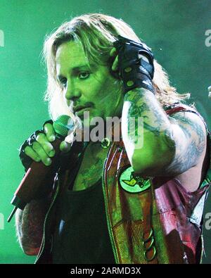15 mars : Vince Neil, de Motley Crue, se produit au Philips Arena d'Atlanta, en Géorgie, le 15 mars 2006. Crédit: Chris McKay / MediaPunch Banque D'Images