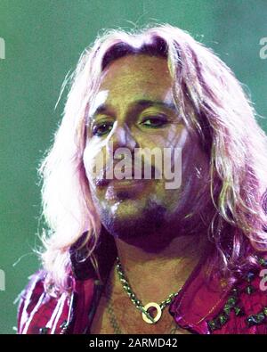 15 mars : Vince Neil, de Motley Crue, se produit au Philips Arena d'Atlanta, en Géorgie, le 15 mars 2006. Crédit: Chris McKay / MediaPunch Banque D'Images